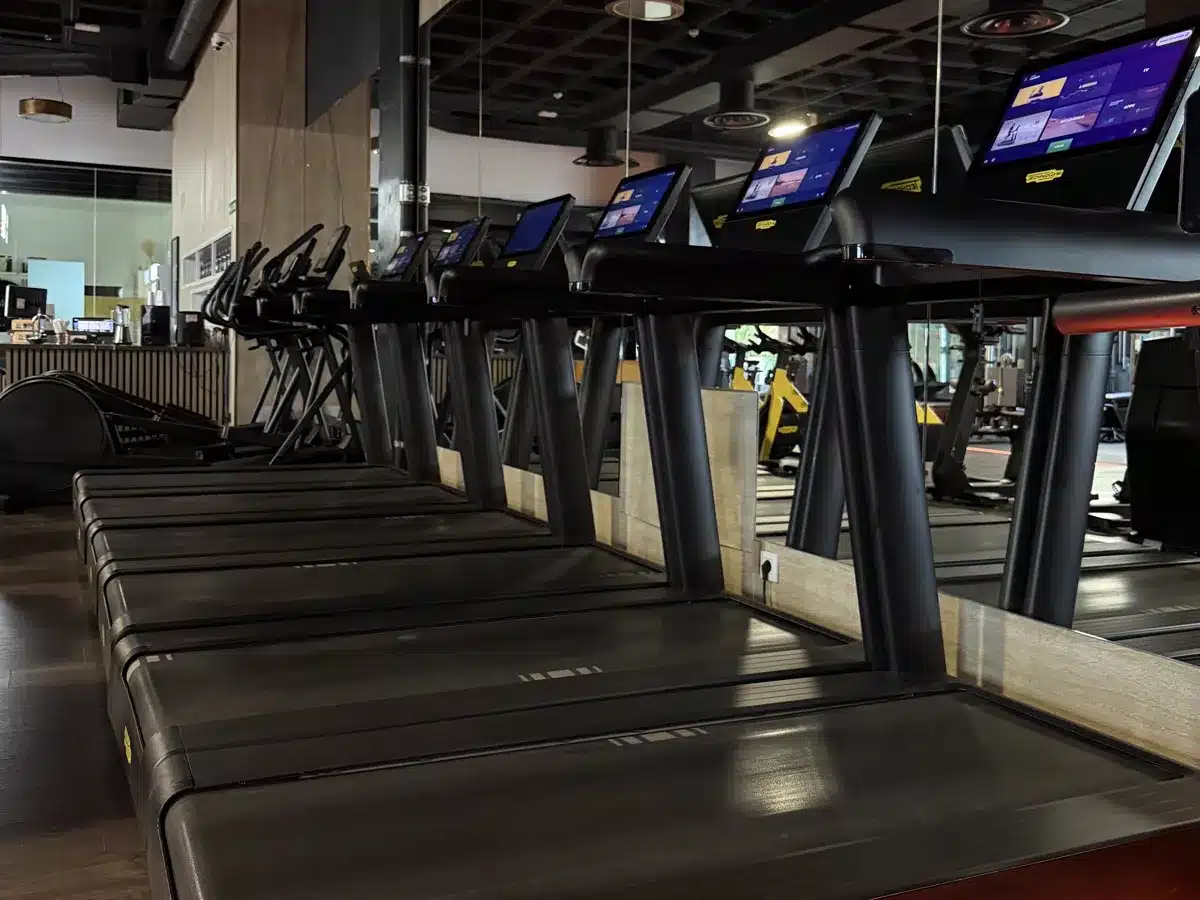 Zona de cardio con cintas Technogym en BodyLine Fitness Club