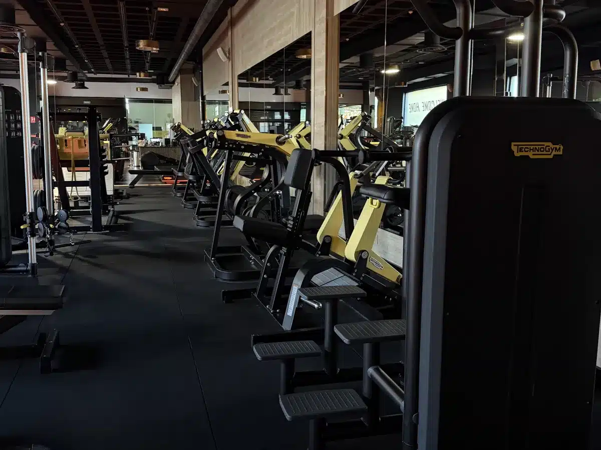 Máquinas de musculación en la sala de BodyLine Fitness Club