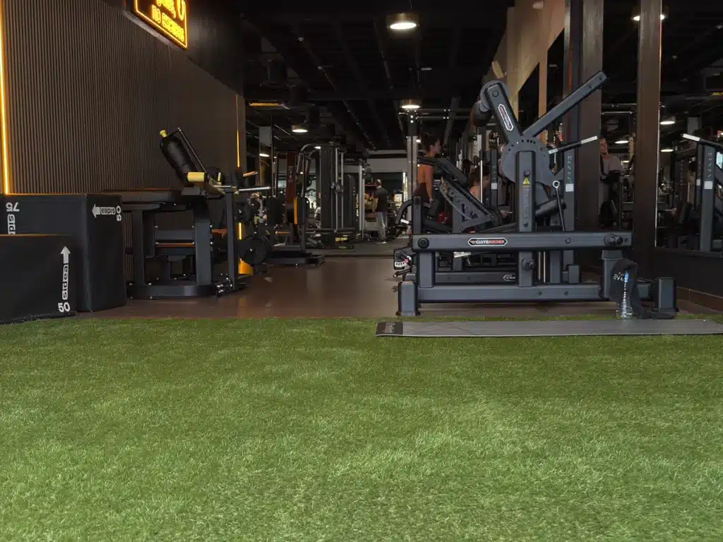 Zona funcional con césped, plyo box y trineo en BodyLine