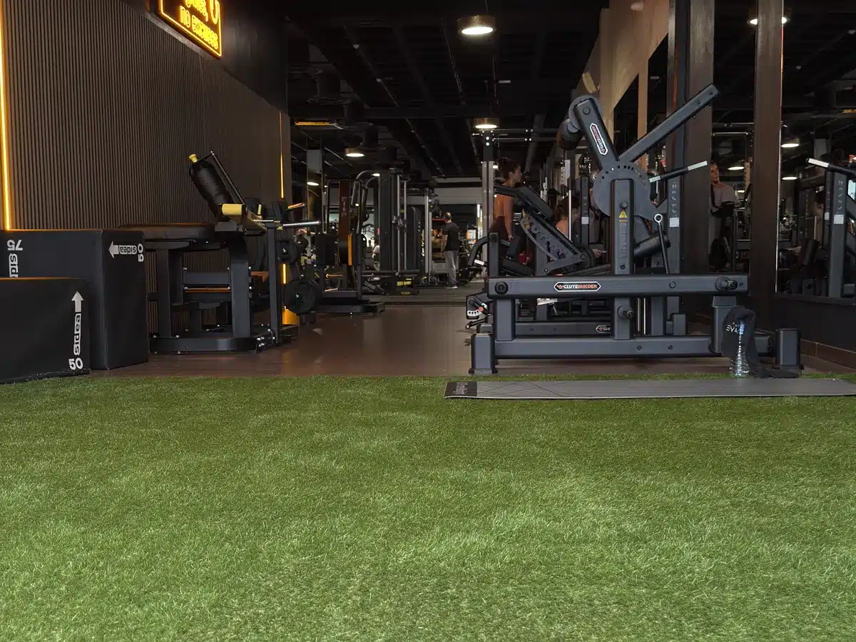 Zona funcional con césped, plyo box y trineo en BodyLine