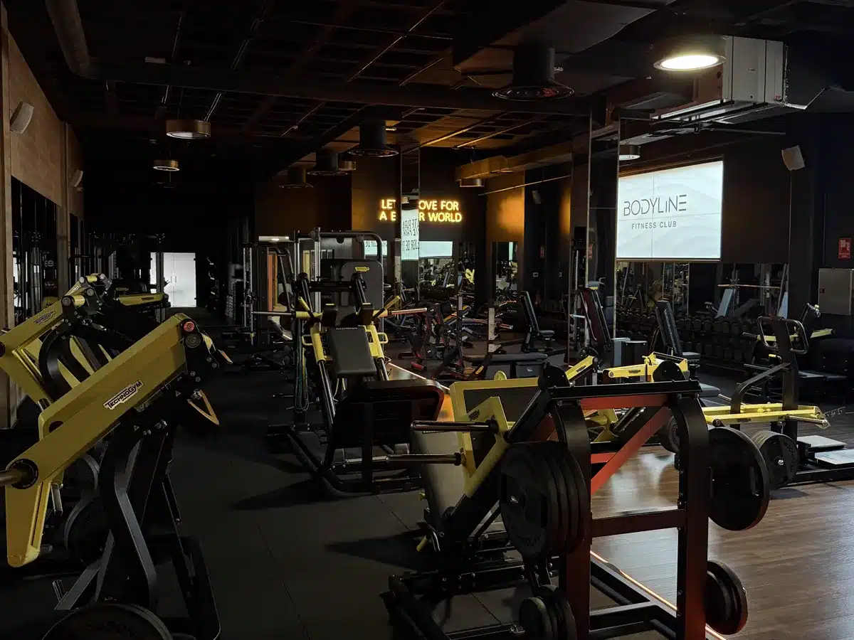 Zona de peso libre y rack en BodyLine Fitness Club