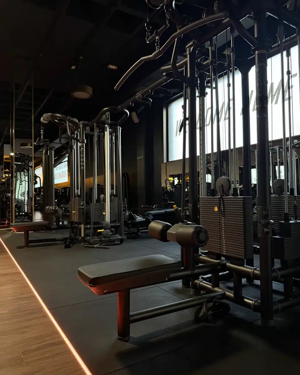 Zona de poleas y máquinas Technogym en BodyLine Tenerife